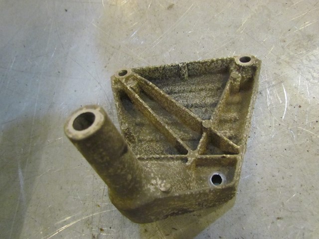 2004 Audi A8L RH Passenger Engine Mount Bracket