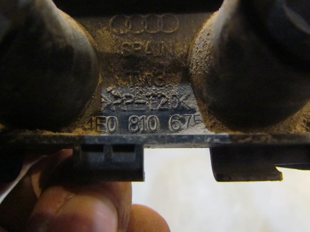 2004 Audi A8L Rear Rh Passenger Antenna Holder Bracket 4E0 810 675