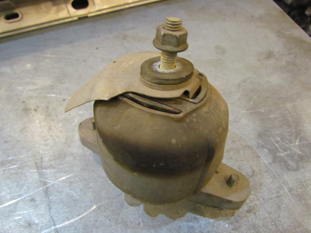 2004 Audi A8L LH Drivers Transmission Mount