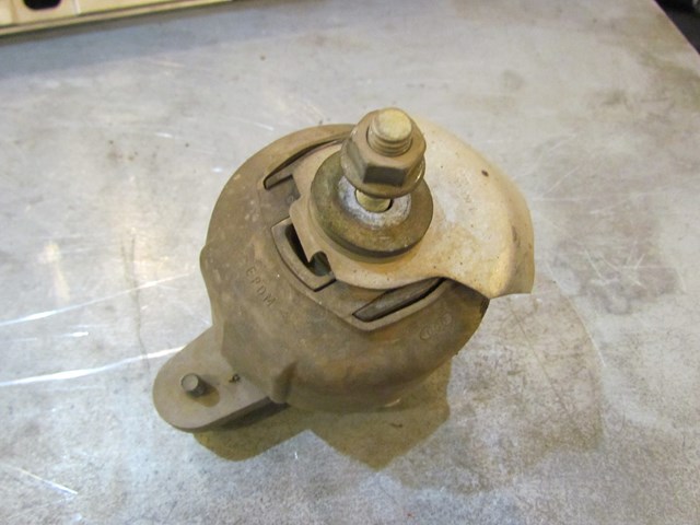 2004 Audi A8L LH Drivers Transmission Mount