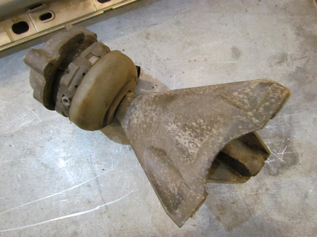 2004 Audi A8L LH Drivers Engine Mount With Bracket