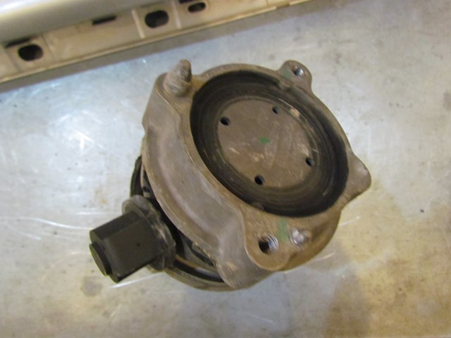 2004 Audi A8L LH Drivers Engine Mount With Bracket