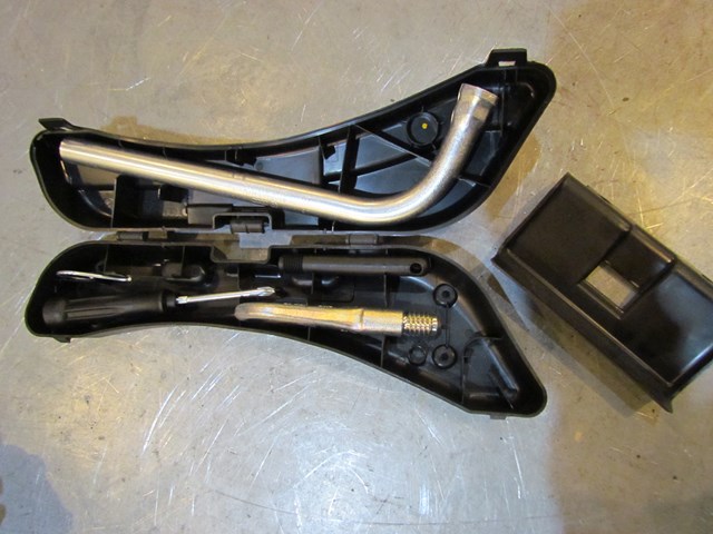 2007 Audi S4 Tool Kit Jack Assy