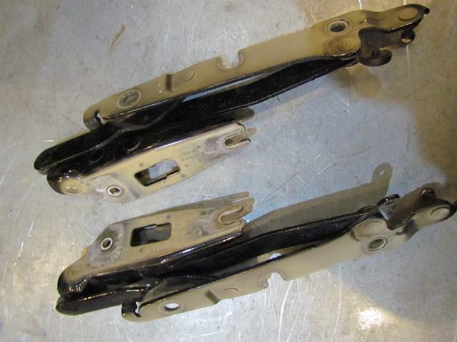 2007 Audi S4 Trunk Lid Hinge Set