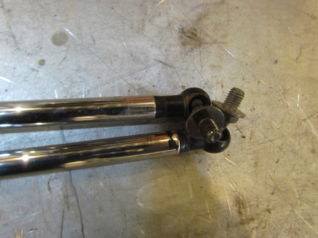 2003 Nissan 350Z Hatch Strut Pair
