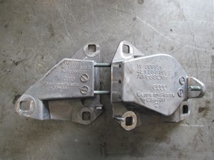 2006 Audi A8L Dash Reinforcement Bar Mounts 4E1857895, 4E1857896