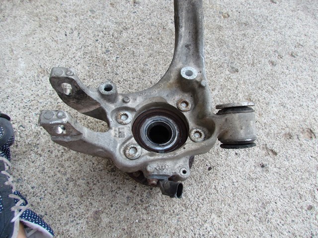 2004 Audi A8L RH Passenger Rear Spindle