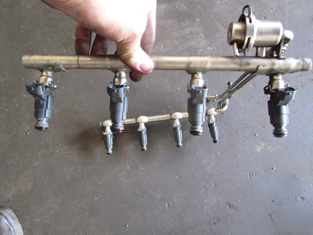 2004 Audi A8L Fuel Rail With Fuel Injectors 077133681AA