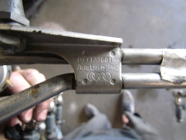 2004 Audi A8L Fuel Rail With Fuel Injectors 077133681AA