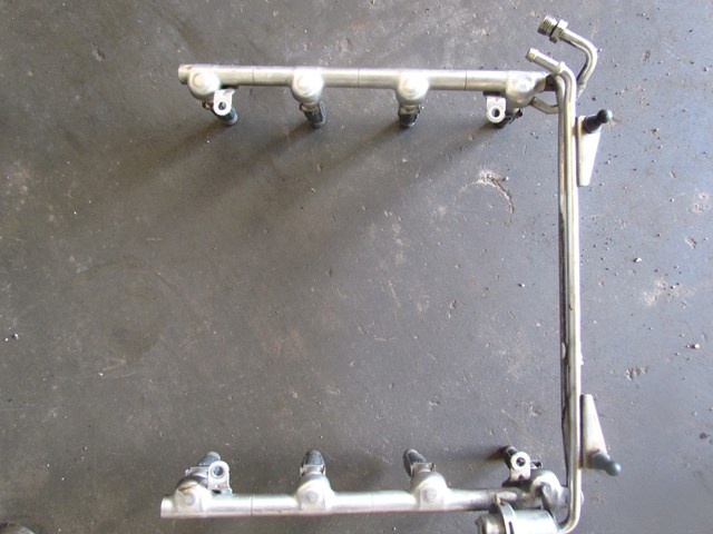 2004 Audi A8L Fuel Rail With Fuel Injectors 077133681AA