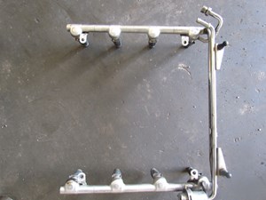 2004 Audi A8L Fuel Rail With Fuel Injectors 077133681AA