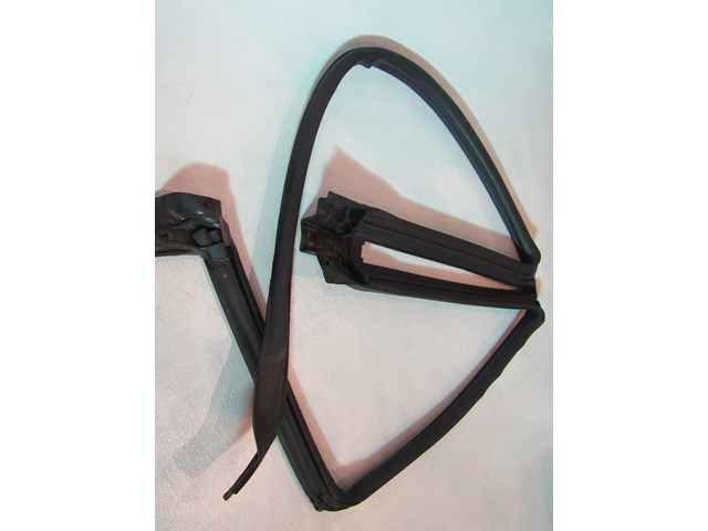 2005 Subaru Forester XT RH Upper Door Seals on Body