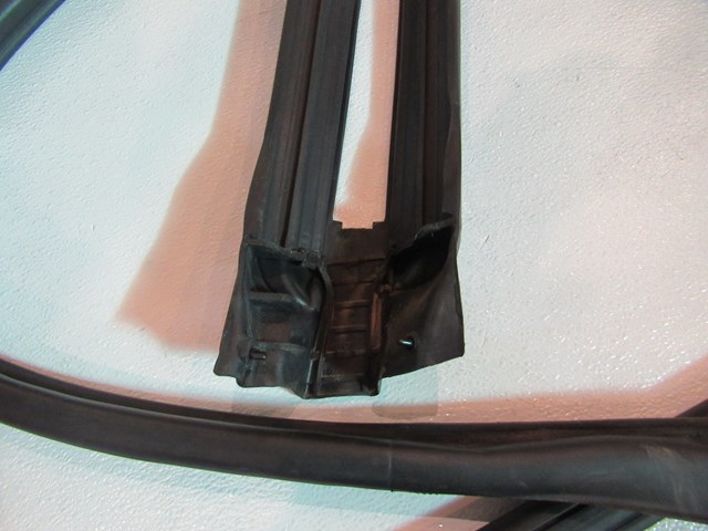 2005 Subaru Forester XT RH Upper Door Seals on Body