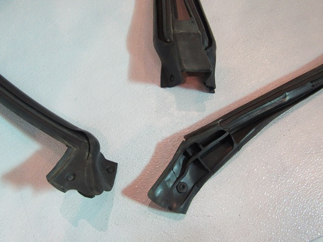 2005 Subaru Forester XT RH Upper Door Seals on Body