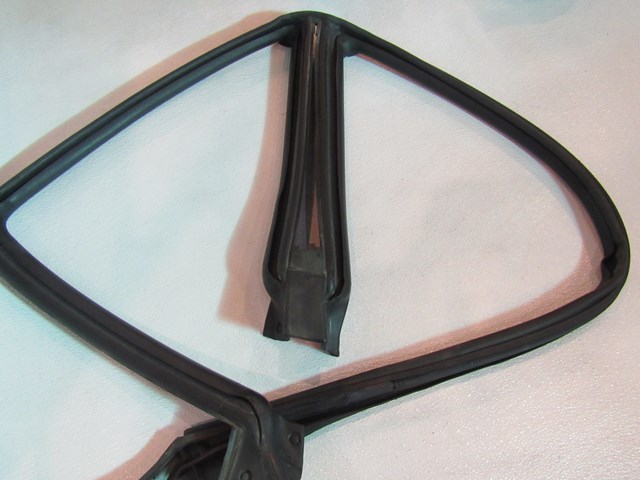 2005 Subaru Forester XT RH Upper Door Seals on Body