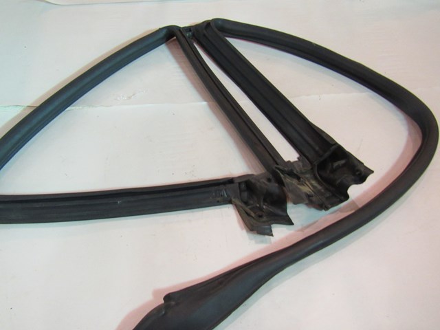 2005 Subaru Forester XT LH Upper Door Seal on Body