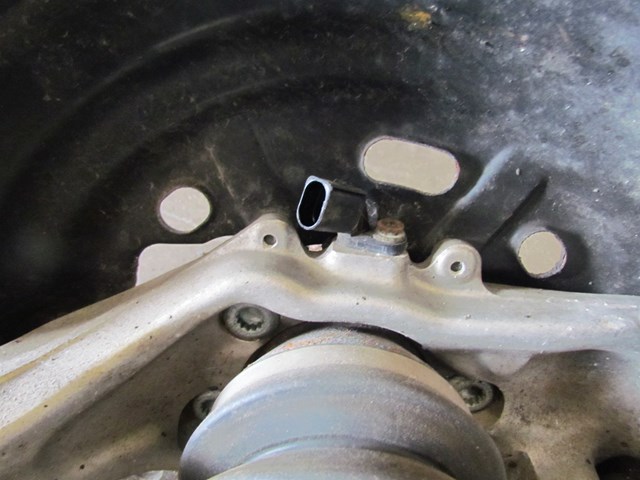 2004 Audi A8L LH Front Spindle With Extras