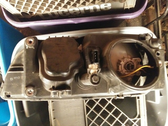 volvo c70 right head light assmbly #9169525