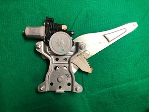 2007 08 09 10 11 12 13 SUZUKI SX4 REAR LEFT LH DRIVER WINDOW REGULATOR W/ MOTOR