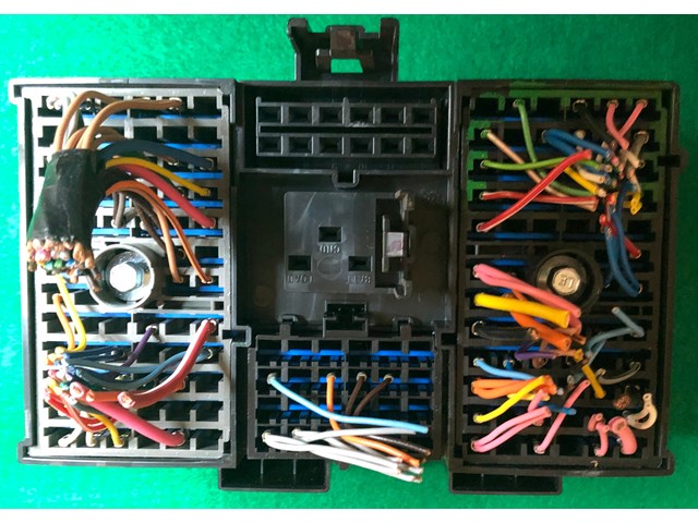 05 06 2005 2006 EQUINOX VUE 22682563 FUSEBOX FUSE BOX RELAY MODULE