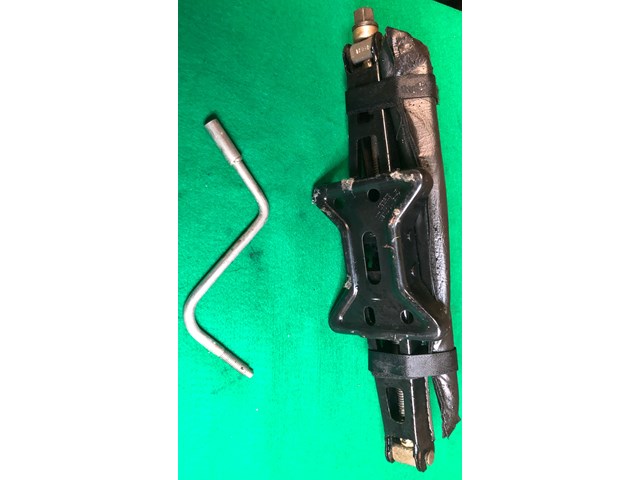 2005-2009 Chevrolet Chevy Equinox Jack Tool Set LUG NUT WRENCH with Case OEM