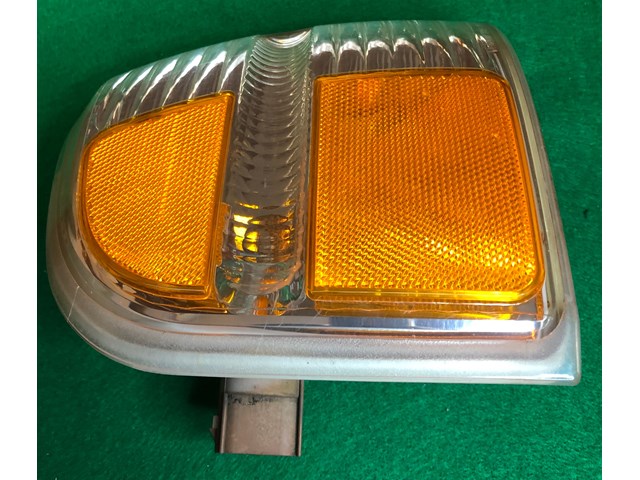 2002 - 2004 FORD EXPLORER PASSENGER RIGHT SIDE PARK LAMP/ TURN LIGHT 