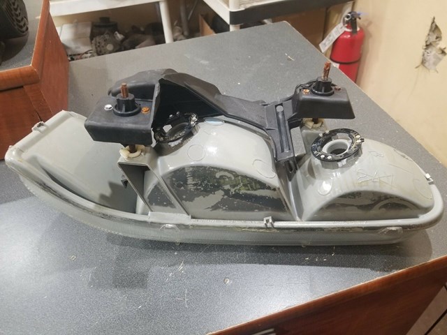 2000 2006 CHEVY TAHOE DRIVER SIDE HEADLIGHT