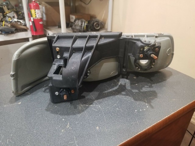 2000 2006 CHEVY TAHOE DRIVER SIDE HEADLIGHT