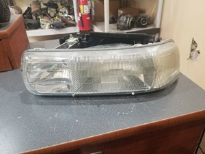 2000 2006 CHEVY TAHOE DRIVER SIDE HEADLIGHT