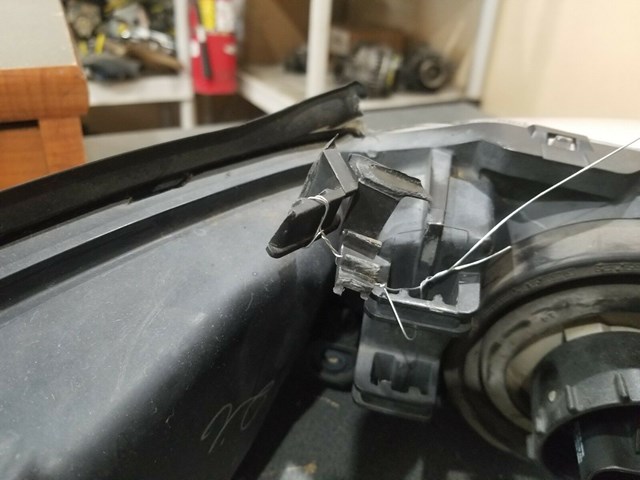 2001 2004 FORD MUSTANG DRIVER SIDE HEADLIGHT