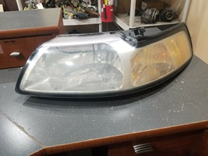 2001 2004 FORD MUSTANG DRIVER SIDE HEADLIGHT