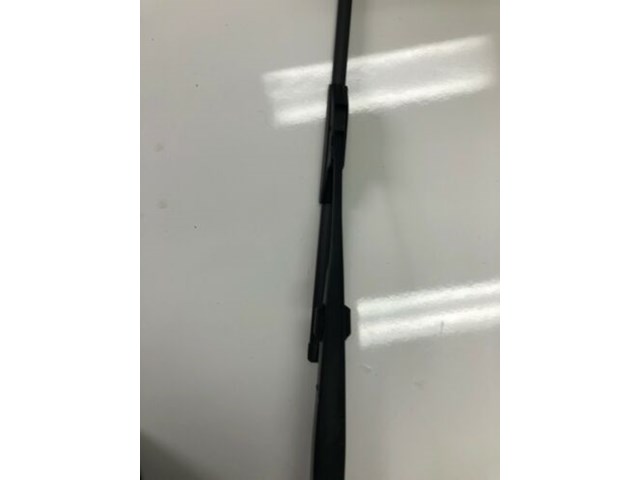 2005 Infiniti G35x 3.5L Passenger Right Front Windshield Wiper Arm longer one