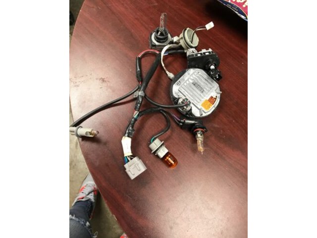 OEM SUBARU OUTBACK LEGACY 2015 To 2018 HEADLIGHT BULBS & WIRE HARNESS HID