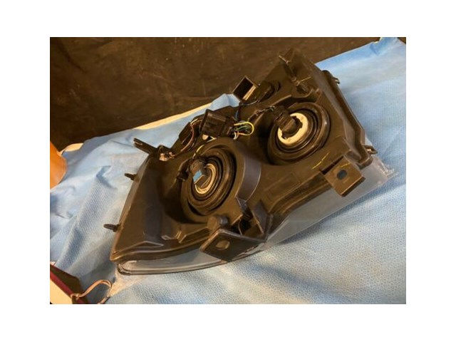 2007/2013 Chevrolet Avalanche Right Passenger Headlight 335-1141R-AF2