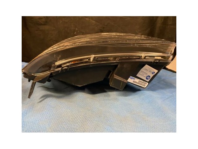 2007/2013 Chevrolet Avalanche Right Passenger Headlight 335-1141R-AF2