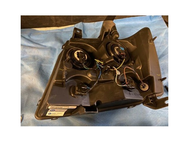 2007/2013 Chevrolet Avalanche Right Passenger Headlight 335-1141R-AF2