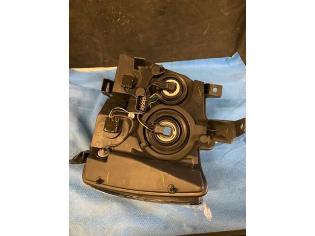 2007/2013 Chevrolet Avalanche Right Passenger Headlight 335-1141R-AF2