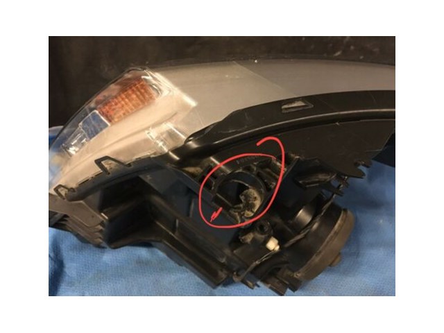 2011/ 2015 Ford Explorer Headlight RH Passenger Side Halogen OEM L31