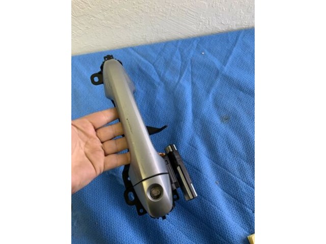 09-13 Toyota Highlander Front LH Door Handle Conventional Key Silver OEM