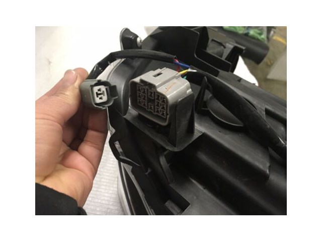 TYC 20-9537-01-1 Right Headlight Assembly for 2016 Mazda 3 MA2503145