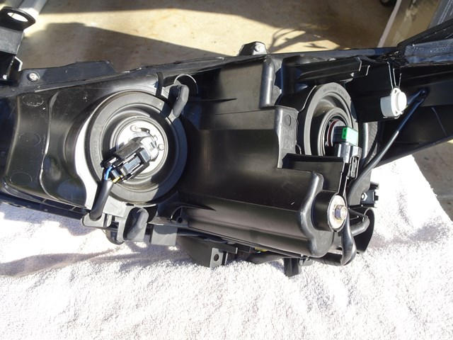 2014 - 2015 - 2016  Mazda 3 Headlight