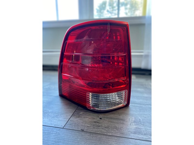 2004 OEM Ford Expedition Driver Tail Light