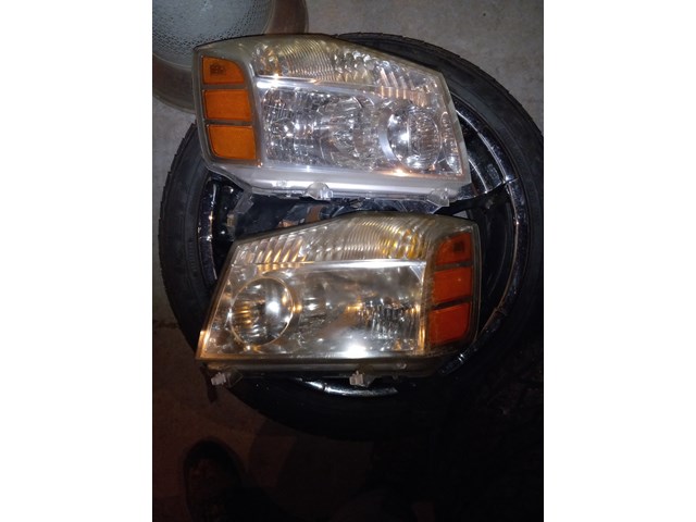 2005 Nissan Armada Headlight set
