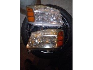 2005 Nissan Armada Headlight set