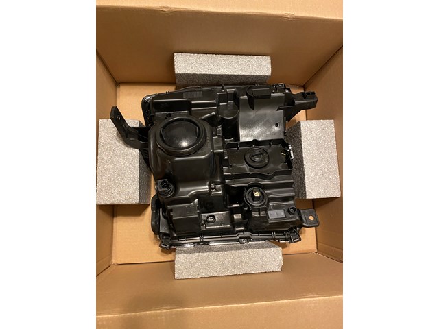 2018 Chevy Silverado 1500 Right OEM HID Headlight Assembly 