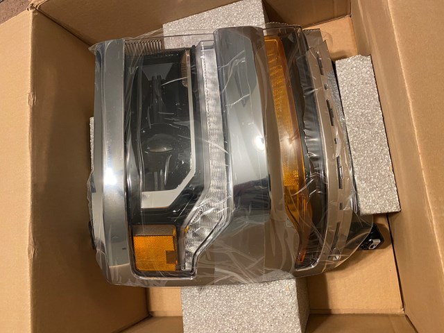 2018 Chevy Silverado 1500 Right OEM HID Headlight Assembly 