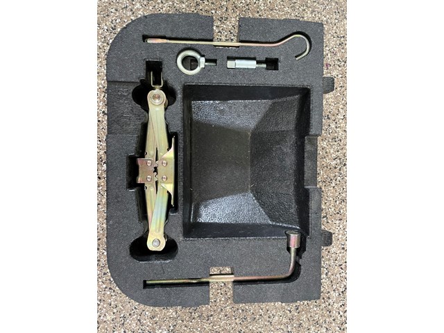 2005 Honda S2000 Trunk Moulding with tools