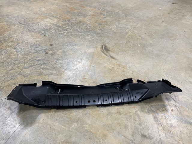 2002 BMW 325i Trunk Moulding