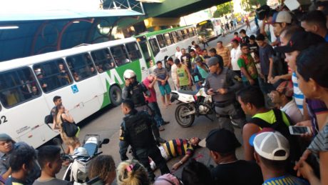 Ambulante é morto e tiros provocam pânico no T1. Veja vídeo Ambulante é morto e tiros provocam pânico no T1. Veja vídeo