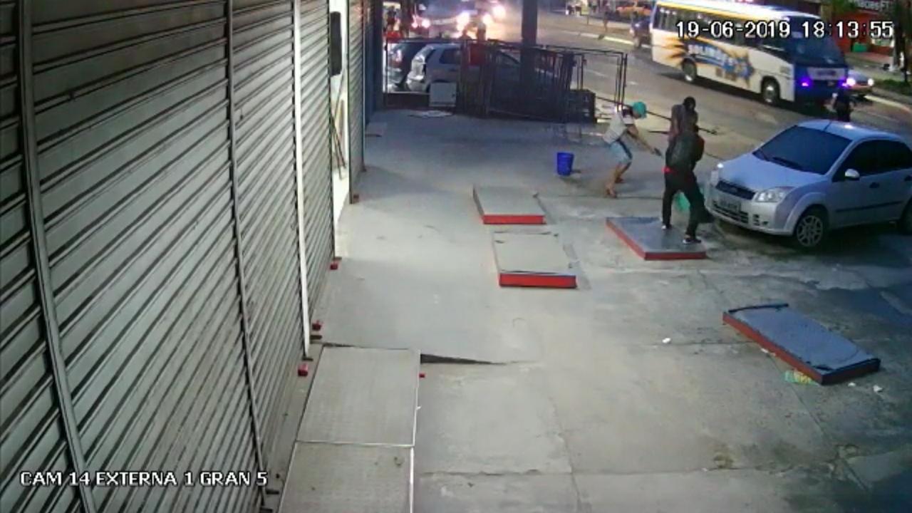 Vídeo mostra assaltantes matando sargento em porta de loja na zona Norte Vídeo mostra assaltantes matando sargento em porta de loja na zona Norte